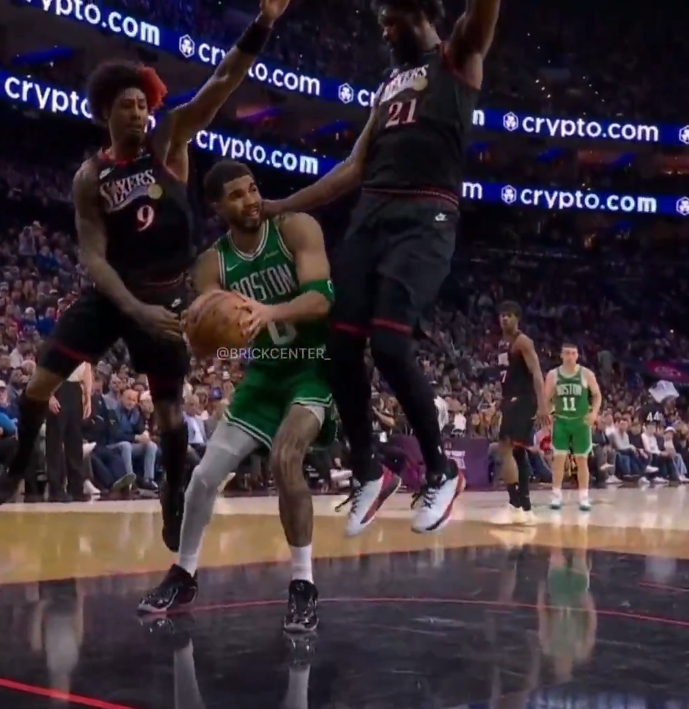 太离谱了！恩比德掐塔图姆脖子没吹犯规 加尔扎正常防恩被吹犯规